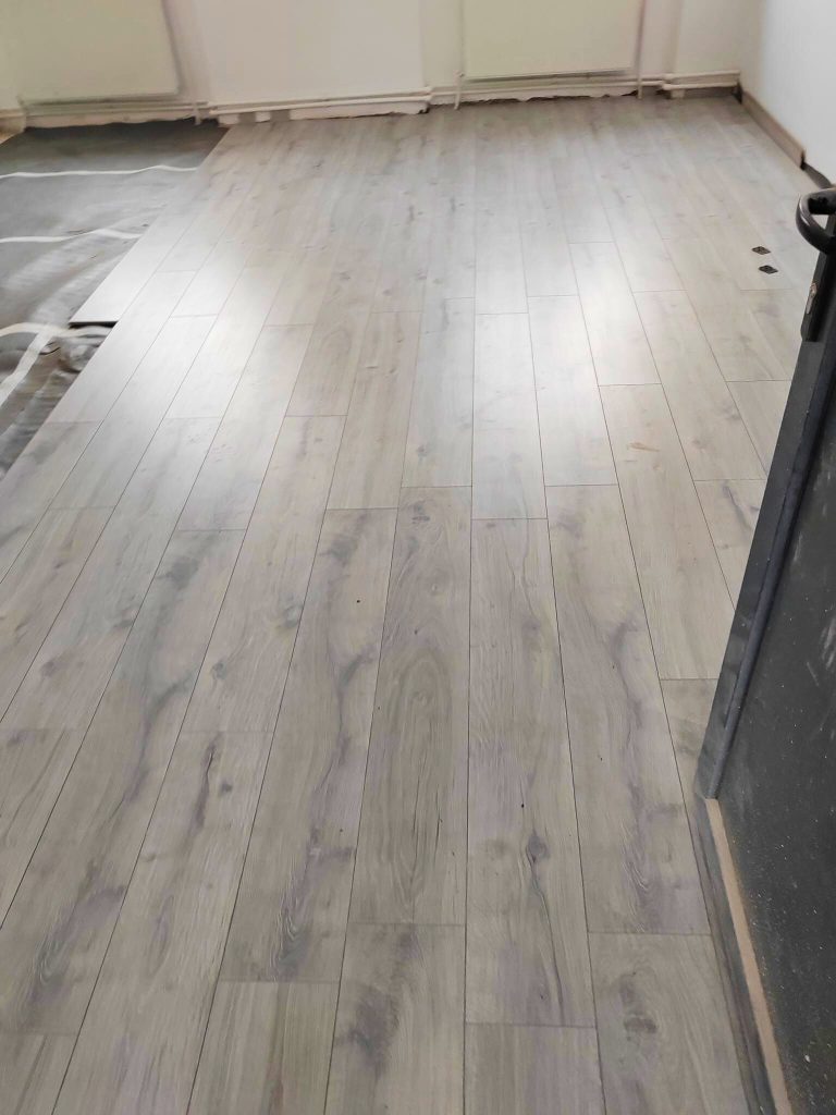 Parchet laminat gri montat într-o cameră