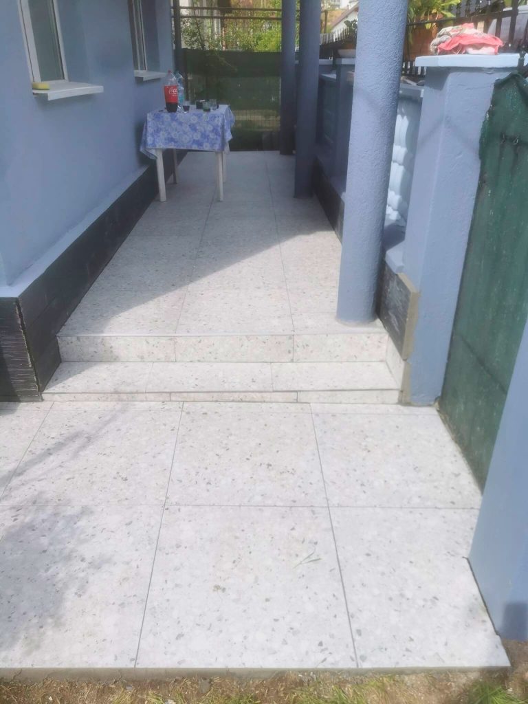 Alee și terasă placate, la intrarea în casă